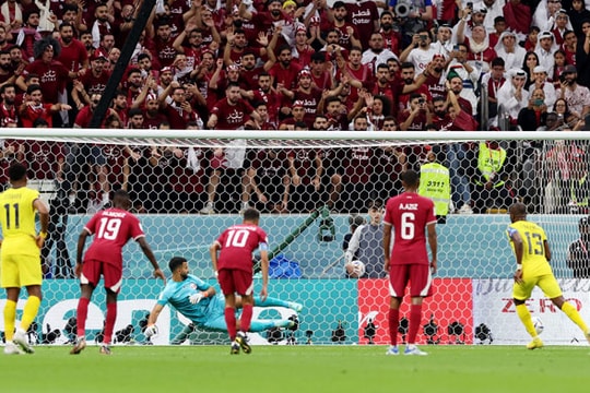 Qatar bại trận trong ngày mở màn World Cup
