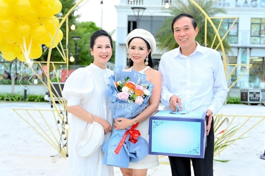 Dàn sao hội tụ tại bữa tiệc thanh xuân rực rỡ của Bùi Thanh Hương