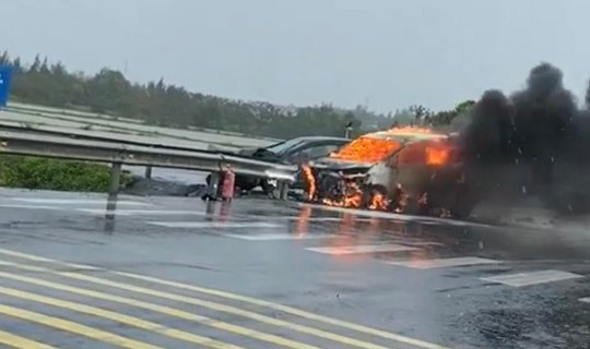Quảng Bình: Sau va chạm, một xe ô tô cháy trơ khung giữa trời mưa
