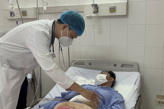 Tránh chó lao ra đường, thiếu niên bị thanh gỗ đâm xuyên phổi