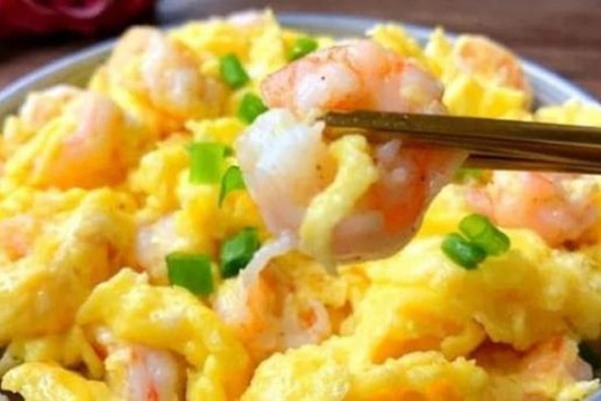 Trứng bác tôm, cho trứng trước là sai, đầu bếp của khách sạn sẽ hướng dẫn bạn cách làm đúng, chín mềm, thơm và ngon