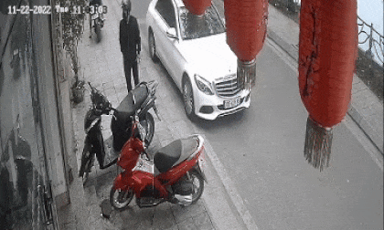 Nam thanh niên bẻ khóa dắt trộm xe máy SH trên phố Hà Nội