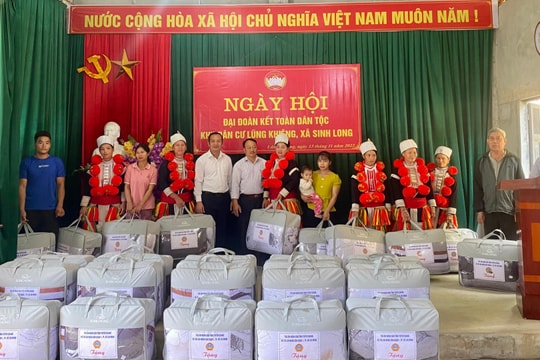 TAND tỉnh Tuyên Quang phối hợp với TAND Quận 1 trao tặng quà cho các hộ nghèo, khó khăn ở huyện Na Hang