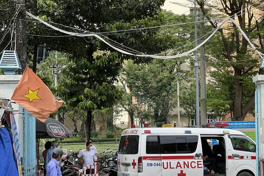 Bảo vệ trường Đại học Ngân hàng gục chết ở phòng làm việc