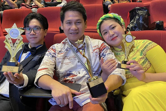Ca sĩ Trọng Tấn khoe hai con đoạt giải vàng tại Liên hoan nghệ thuật Châu Á Thái Bình Dương