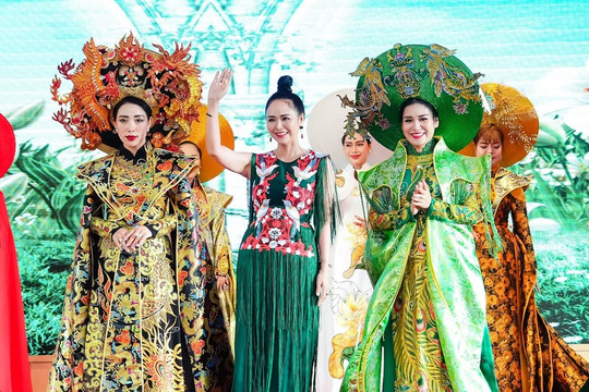 Hương Queen giới thiệu BST áo dài tại Ngày hội di sản văn hóa Việt Nam