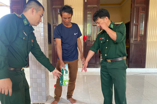Đi đánh cá ngoài biển, 4 ngư dân vớt được 1 bao lác nghi chứa ma túy