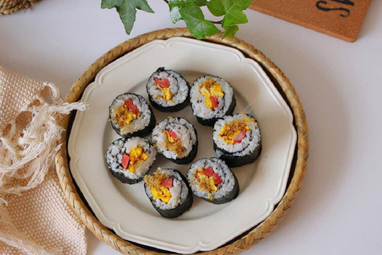 Kimbap nhà làm, trộn và kết hợp các thành phần theo ý muốn, đẹp mắt và ngon miệng
