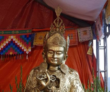 Linh thiêng lễ đúc đồng tôn tượng Phật Liên Hoa Sinh độc bản
