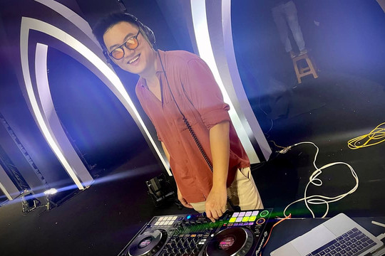 DJ Huy Ngô 'dìu bước' chân dài trên sàn diễn Vietnam International Fashion Week 2022
