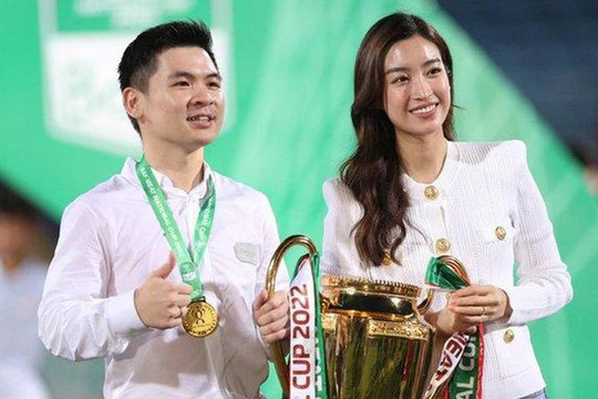 Hoa hậu Đỗ Mỹ Linh lên đồ giản dị trong lần thứ hai 'đón tin vui' cùng chồng thiếu gia