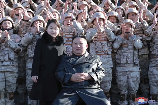 Tin vắn thế giới ngày 28/11: Con gái ông Kim Jong-un xuất hiện lần thứ hai khiến truyền thông xôn xao