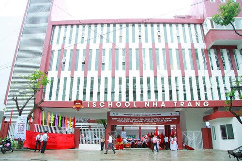 Trường iSchool Nha Trang tưởng nhớ nam sinh qua đời trong vụ ngộ độc