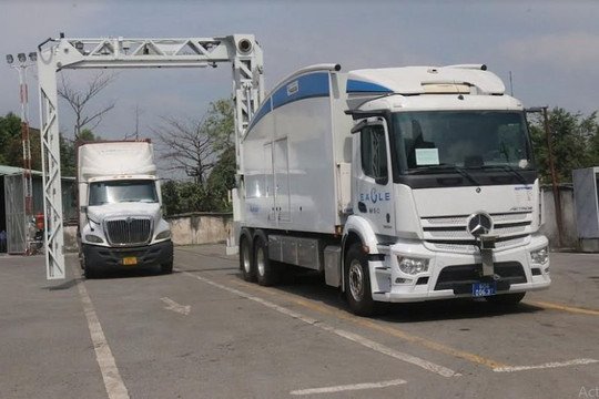 Hải quan Đồng Nai đưa vào vận hành máy soi container di động   
