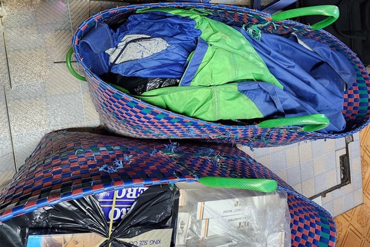 An Giang: Bắt giữ xe mô tô chở 1.300 bao thuốc lá lậu trên đò qua sông Hậu