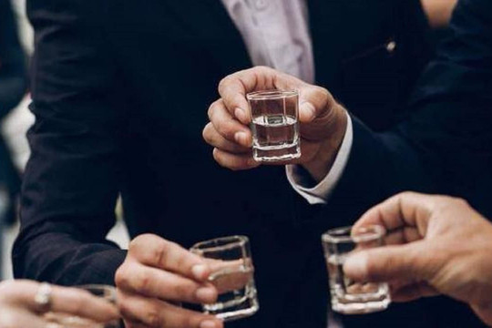 Tổ chức tiệc tối đãi khách nhớ 3 'lời mở đầu' này, cả bàn phải trầm trồ