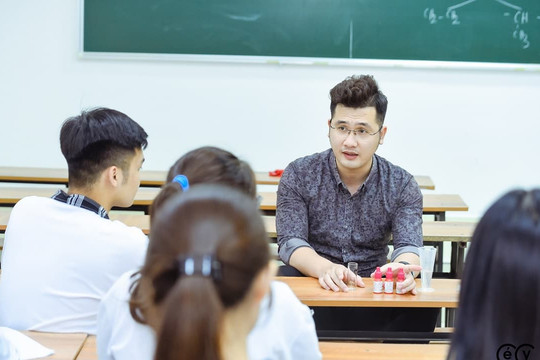 Thầy giáo Hoá học Dương Hà: 'Không ứng dụng công nghệ vào giảng dạy là thiếu sót'
