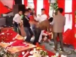 Vác dao chém bạn nhậu do mâu thuẫn trong tiệc cưới
