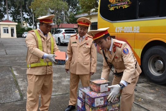 Bắt giữ xe khách vận chuyển pháo hoa nổ trái phép