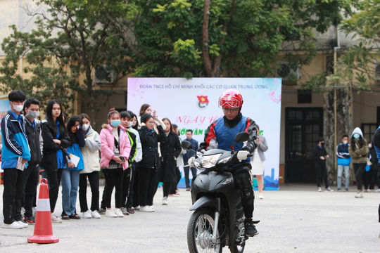 Sinh viên trải nghiệm kỹ năng an toàn giao thông