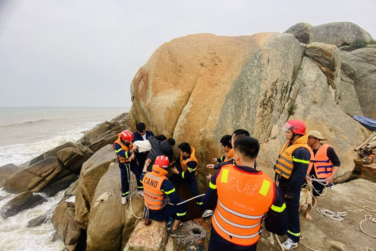 Giải cứu thành công người phụ nữ có ý định gieo mình xuống biển tự tử