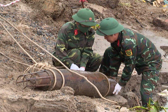 Di dời quả bom hơn 100kg dưới chân cầu Văn Lang