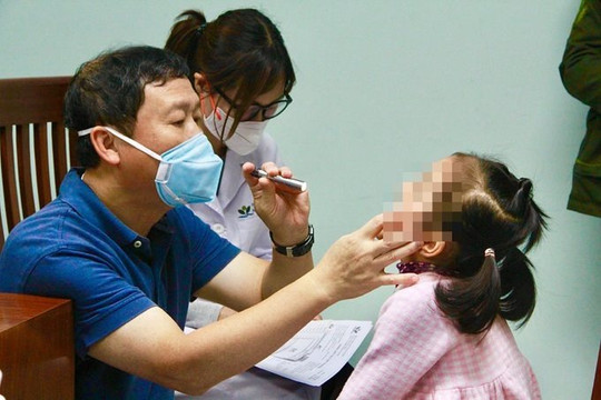 Bé gái 5 tuổi bị nấm "ăn" thủng vòm miệng