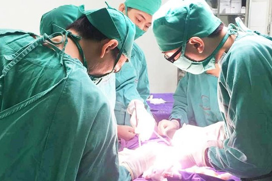 Bị tắc ruột từ trong bào thai, bé sơ sinh phải mổ cấp cứu khẩn