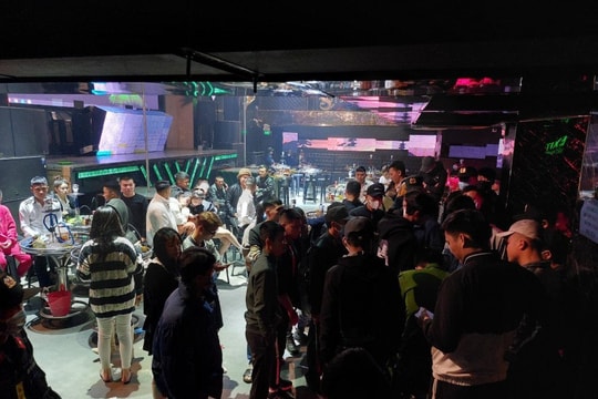 Đột kích quán bar ở Hà Tĩnh, phát hiện 26 “dân chơi” đang “phê” ma tuý