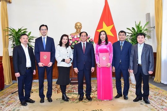 Bộ Ngoại giao trao quyết định của Thủ tướng cho hai tân Thứ trưởng