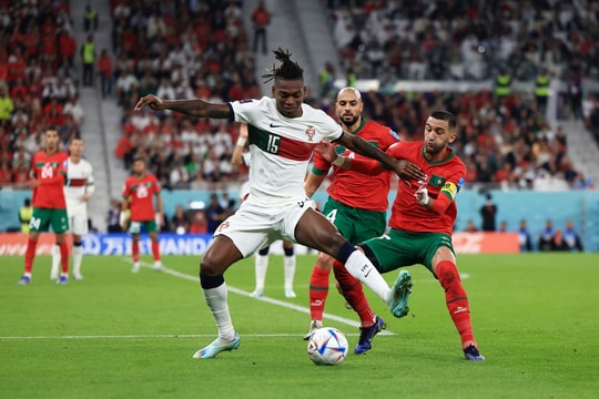 Ronaldo rơi nước mắt chia tay World Cup