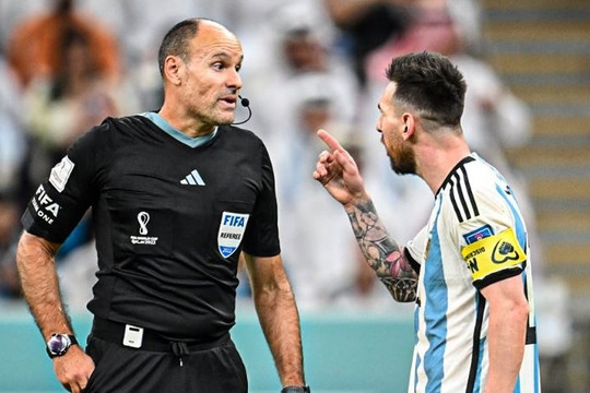 FIFA mở cuộc điều tra Messi và các đồng đội sau trận tứ kết gây tranh cãi