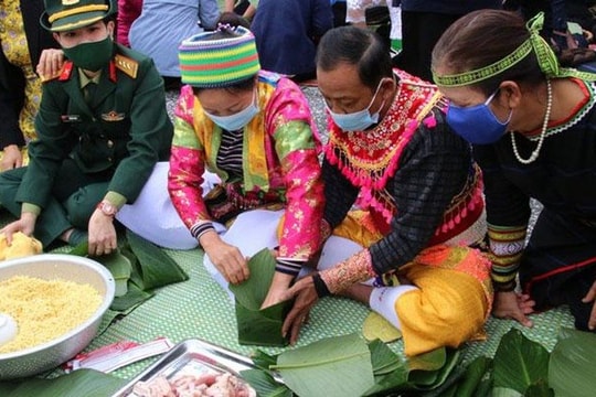 Làng Văn hóa, Du lịch các dân tộc Việt Nam tặng 500 phần quà “Tết vì người nghèo” 2023