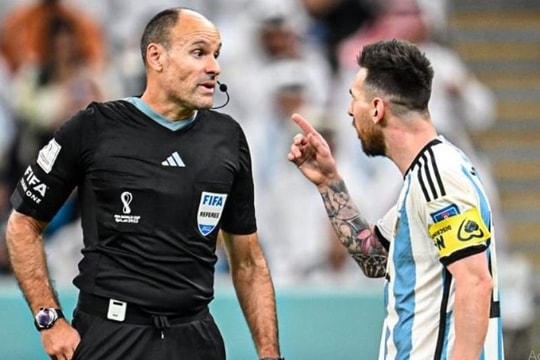 Trọng tài Mateu Lahoz bị FIFA "treo còi" sau khi rút 18 thẻ phạt trong trận tứ kết World Cup