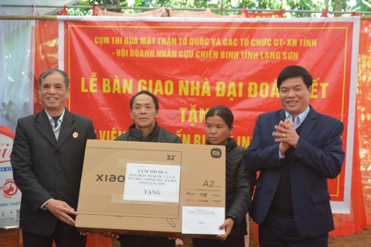 Lạng Sơn: Gia đình cựu chiến binh nhận bàn giao nhà đại đoàn kết