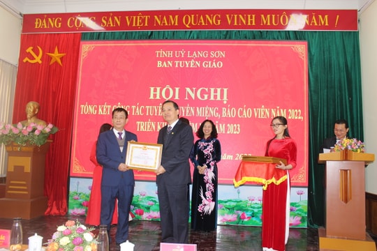 Ban Tuyên giáo Tỉnh ủy Lạng Sơn tặng giấy khen cho 6 tập thể, 8 cá nhân có thành tích xuất sắc trong công tác tuyên truyền
