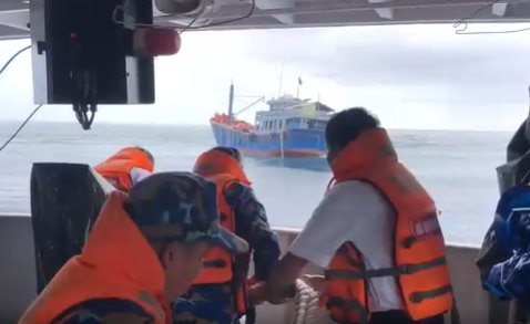 Lai dắt thành công tàu cá Quảng Ngãi bị mắc cạn ở Trường Sa