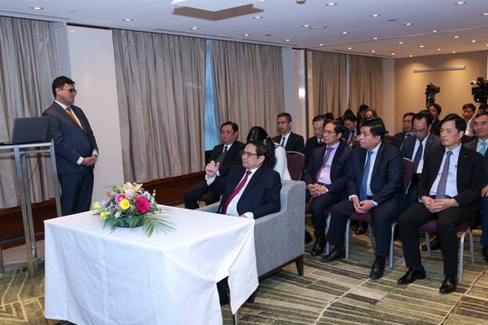 Thủ tướng đề nghị phía cảng Rotterdam đánh giá tiềm năng xây dựng cảng trung chuyển quốc tế tại Việt Nam