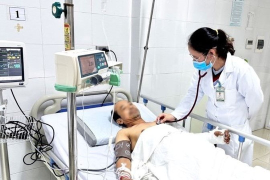 Một nam lao động bị máy tời bao xi măng cuốn đứt lìa cánh tay