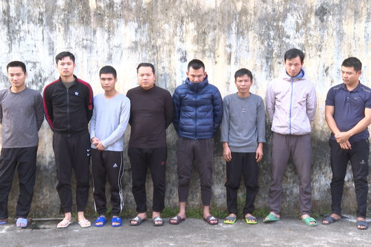 Bắt 8 đối tượng đánh bạc dưới hình thức cá độ bóng đá, lô đề
