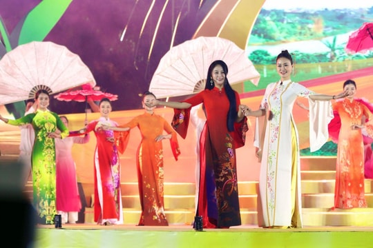 NTK Vũ Thảo Giang ra mắt BST Hương Sắc Ngàn Hoa tại chương trình chào mừng Festival Hoa Đà Lạt lần thứ IX