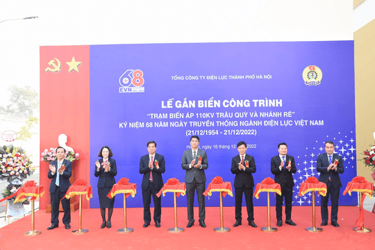 Gắn biển công trình Trạm biến áp 110kV Trâu Quỳ và nhánh rẽ chào mừng 68 năm Ngày Truyền thống ngành Điện
