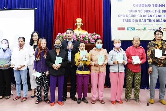 Tặng sổ BHXH, thẻ BHYT: Trao nhân ái, lan tỏa yêu thương