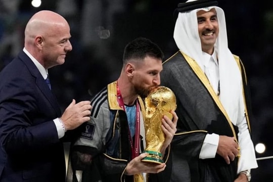 Sự thật đằng sau chiếc áo choàng của Messi tại lễ trao giải World Cup 2022