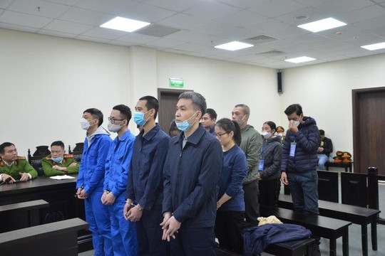 Hai vợ chồng lập công ty để vận chuyển 30.000 tỉ trái phép ra nước ngoài