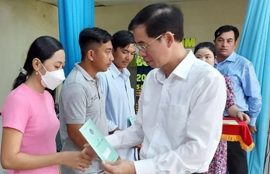 PTGĐ Đào Việt Ánh trao tặng sổ BHXH, thẻ BHYT cho người dân Trà Vinh, Sóc Trăng

