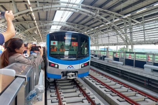 TP.HCM chạy thử nghiệm đoàn tàu metro số 1