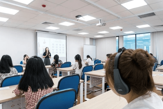 Học sinh chuyển hướng luyện thi IELTS trên máy tính