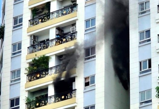 Cháy căn hộ tại chung cư 23 tầng, hàng trăm người ôm đồ tháo chạy
