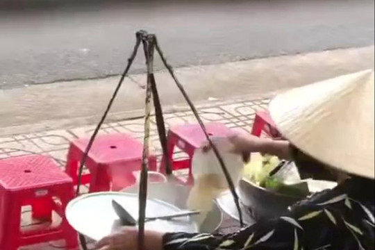Xác minh clip người bán hàng rong đổ thức ăn thừa vào nồi để bán lại